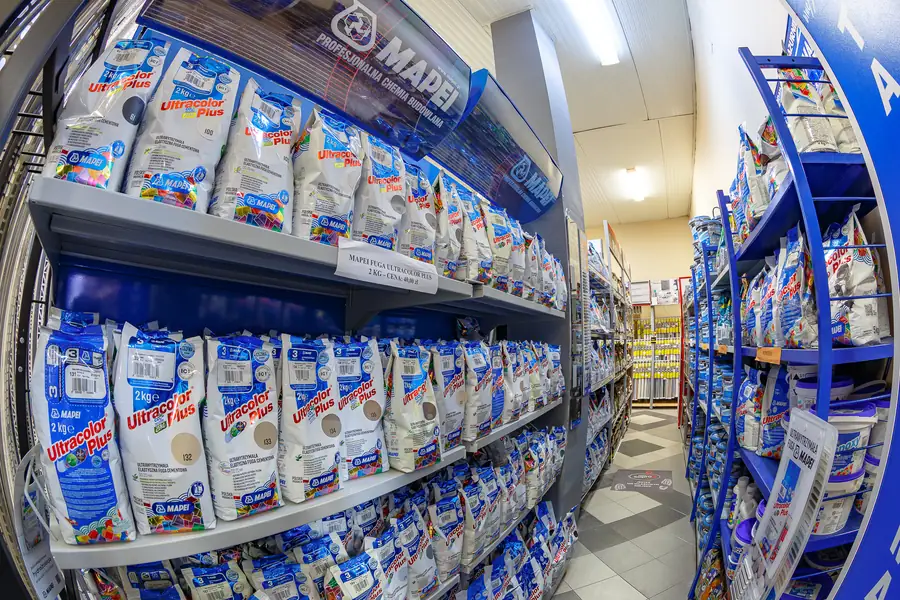 Regały z chemią budowlaną i materiałami Mapei w centrum WAGAT