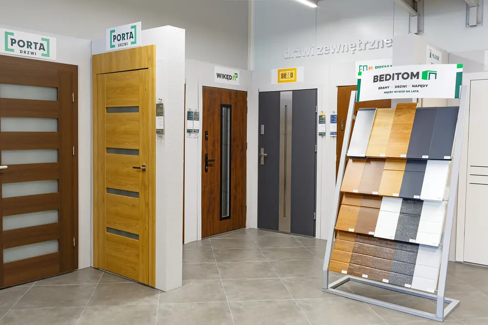 Salon WAGAT z ekspozycją drzwi Porta i wzornikami wykończeń
